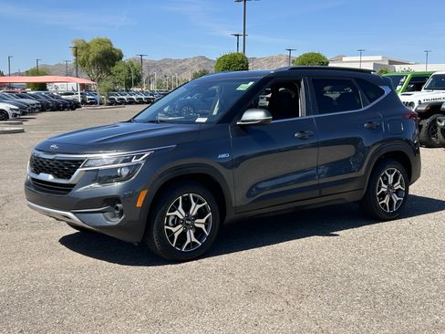 Used 2021 Kia Seltos EX image 2