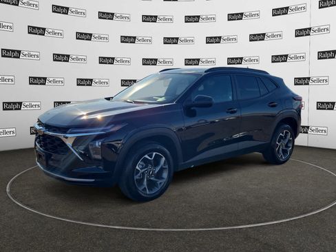 Used 2025 Chevrolet Trax LT w/ LT Convenience Package image 2