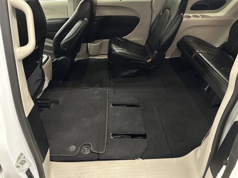 Used 2024 Chrysler Pacifica Touring-L image 22