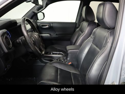Used 2018 Toyota Tacoma TRD Off-Road AWD/4WD image 16