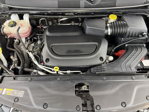 Used 2023 Chrysler Pacifica Touring-L FWD image 15