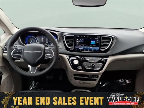 Used 2023 Chrysler Pacifica Touring-L image 12