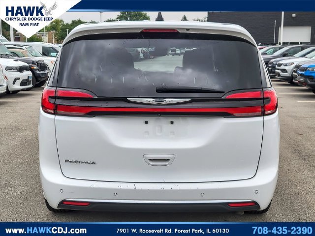Used 2024 Chrysler Pacifica Touring-L FWD image 5