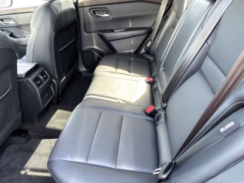 Used 2022 Nissan Rogue SV w/ SV Premium Package image 19