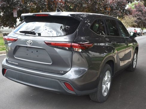 Used 2025 Toyota Highlander LE FWD image 5