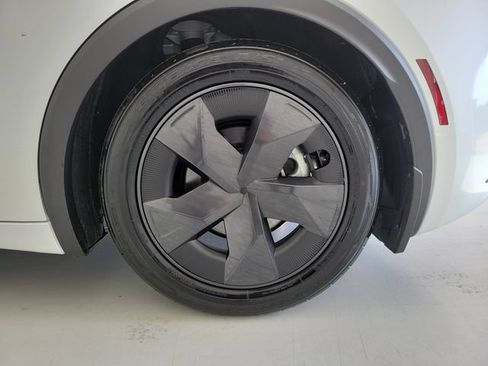 Used 2025 Toyota Prius LE FWD image 11