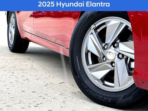 Used 2025 Hyundai Elantra SE image 2