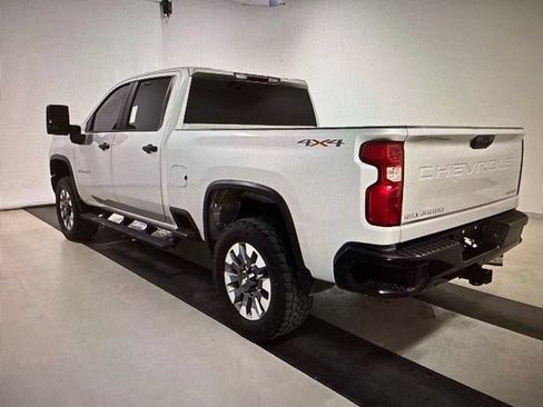 Used 2022 Chevrolet Silverado 2500 Custom w/ Custom Value Package AWD/4WD image 4