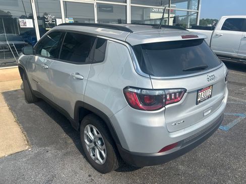 Used 2025 Jeep Compass Latitude AWD/4WD image 4