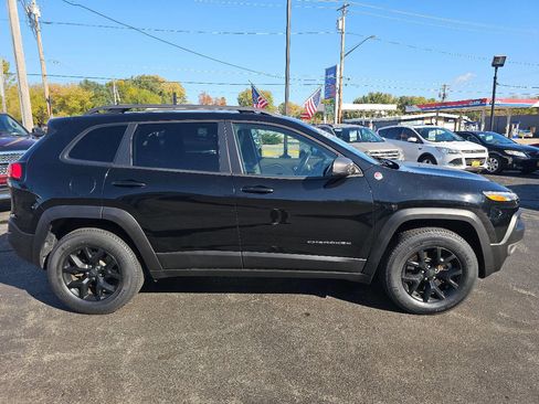 Used 2017 Jeep Cherokee Trailhawk image 6