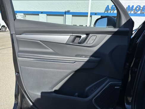 Used 2025 Buick Enclave Preferred image 17