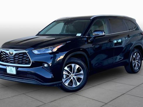 Used 2024 Toyota Highlander XLE FWD image 2