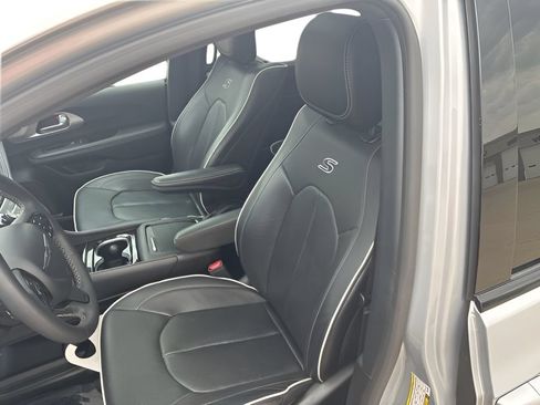 Used 2023 Chrysler Pacifica Limited w/ Uconnect Theater Family Group FWD image 14