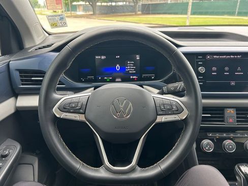Used 2023 Volkswagen Taos SE w/ Panoramic Sunroof Package image 7