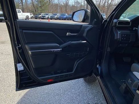 Used 2025 Toyota Tacoma TRD Off-Road image 15