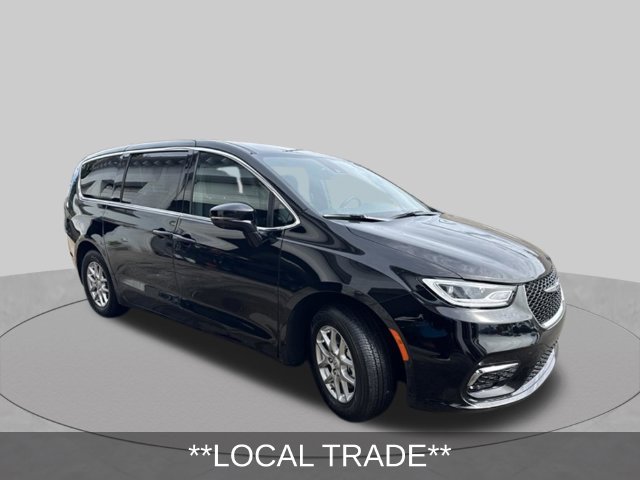 Used 2026 Chrysler Pacifica Select FWD image 3