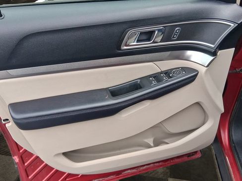 Used 2018 Ford Explorer XLT w/ Equipment Group 202A FWD image 18
