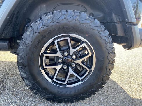 Used 2025 Jeep Wrangler Unlimited Rubicon w/ Convenience Group AWD/4WD image 37