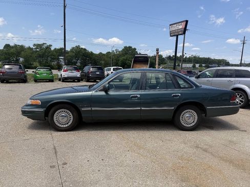 Used 1995 Ford Crown Victoria RWD image 2