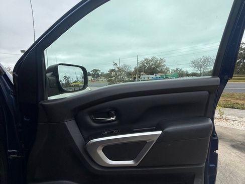 Used 2017 Nissan Titan SV image 10