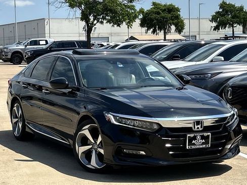 Used 2018 Honda Accord Touring image 2