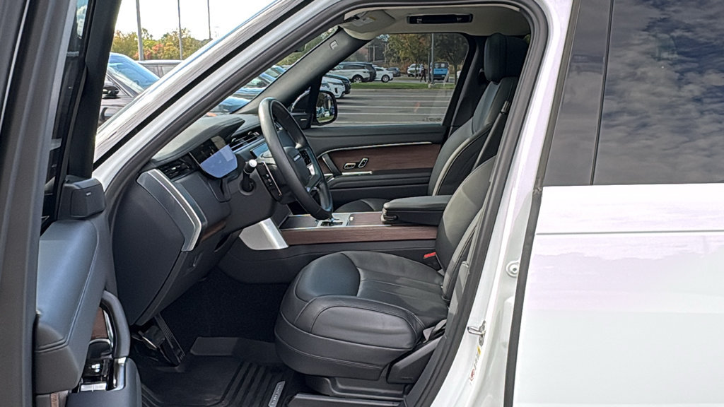 Used 2025 Land Rover Range Rover SE AWD/4WD image 12