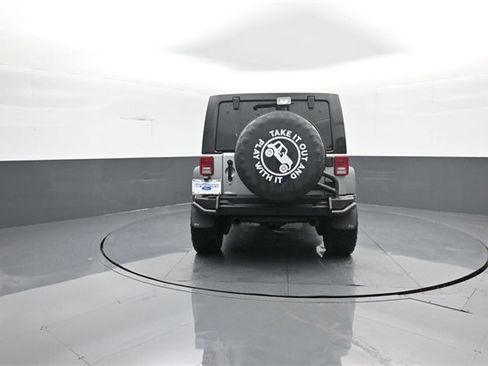 Used 2017 Jeep Wrangler Unlimited Rubicon w/ Connectivity Group image 6