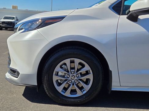 Used 2025 Toyota Sienna XLE FWD image 9