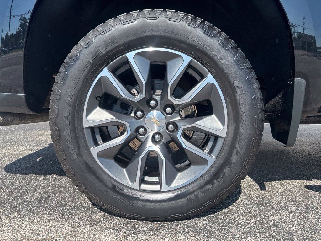 Used 2023 Chevrolet Silverado 1500 LT w/ Leather Package AWD/4WD image 10