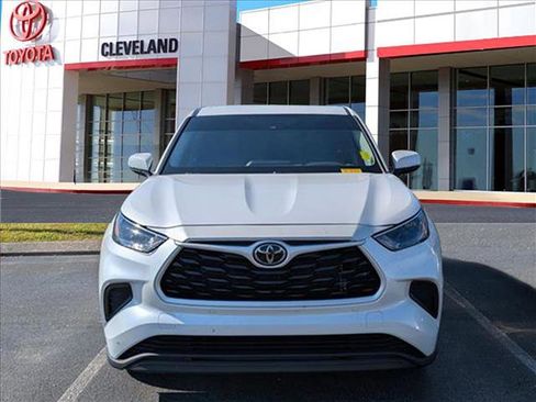 Used 2023 Toyota Highlander L image 3