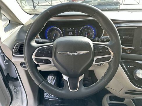 Used 2022 Chrysler Voyager LX image 11