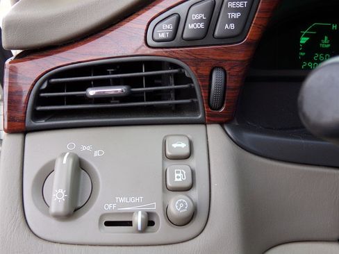 Used 2003 Cadillac De Ville Sedan w/ Comfort & Convenience Package image 59