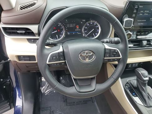 Used 2022 Toyota Highlander XLE FWD image 19