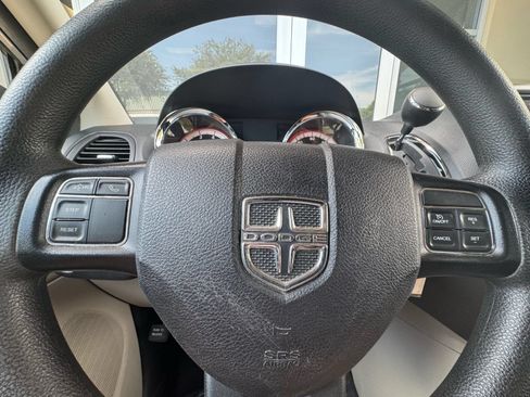 Used 2019 Dodge Grand Caravan SE w/ UConnect Hands-Free Group FWD image 17