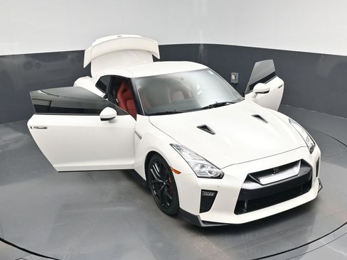 Used 2018 Nissan GT-R Premium w/ Premium Interior Package image 46