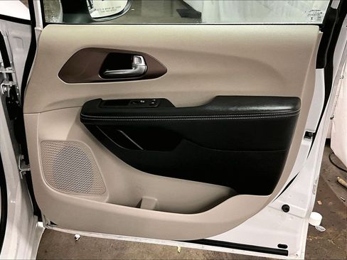 Used 2024 Chrysler Voyager LX FWD image 11