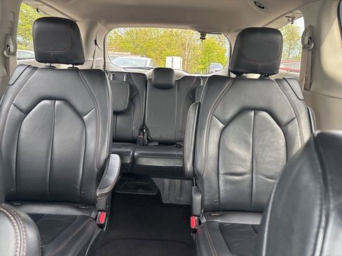 Used 2018 Chrysler Pacifica Touring-L FWD image 29