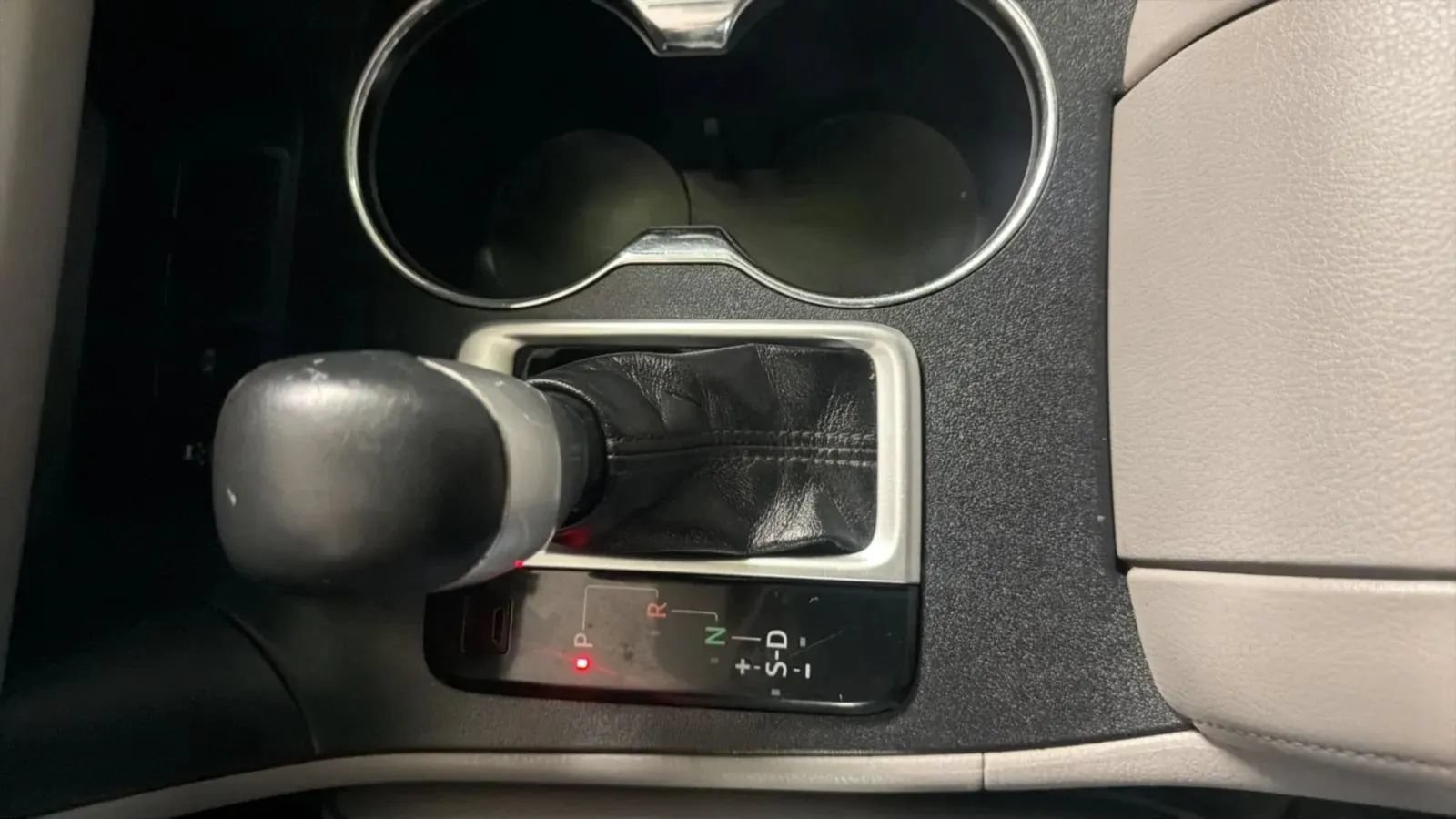 Used 2017 Toyota Highlander Plus FWD image 12