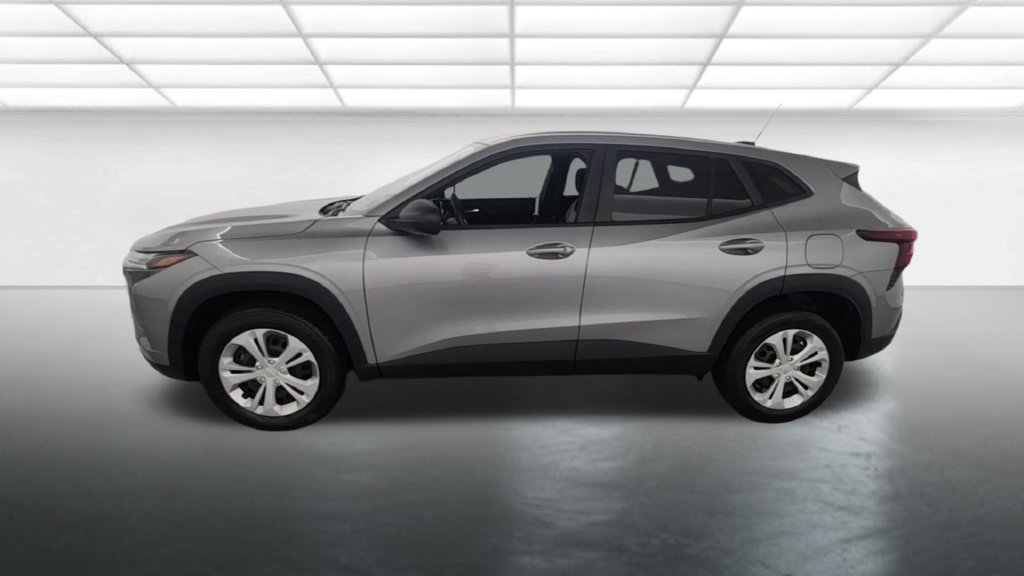 Used 2024 Chevrolet Trax LS w/ Driver Confidence Package FWD image 3