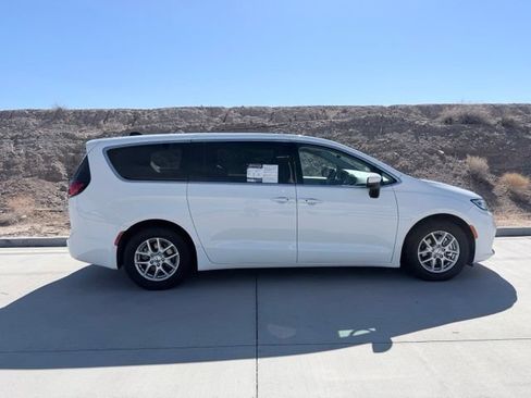 Used 2023 Chrysler Pacifica Touring-L FWD image 4