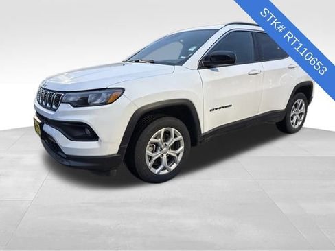 Used 2024 Jeep Compass Latitude image 3