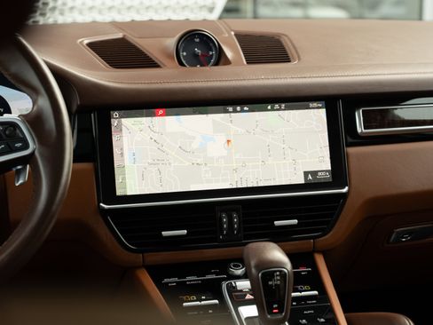 Used 2021 Porsche Cayenne image 12