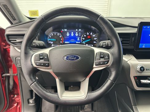 Used 2022 Ford Explorer XLT AWD/4WD image 11