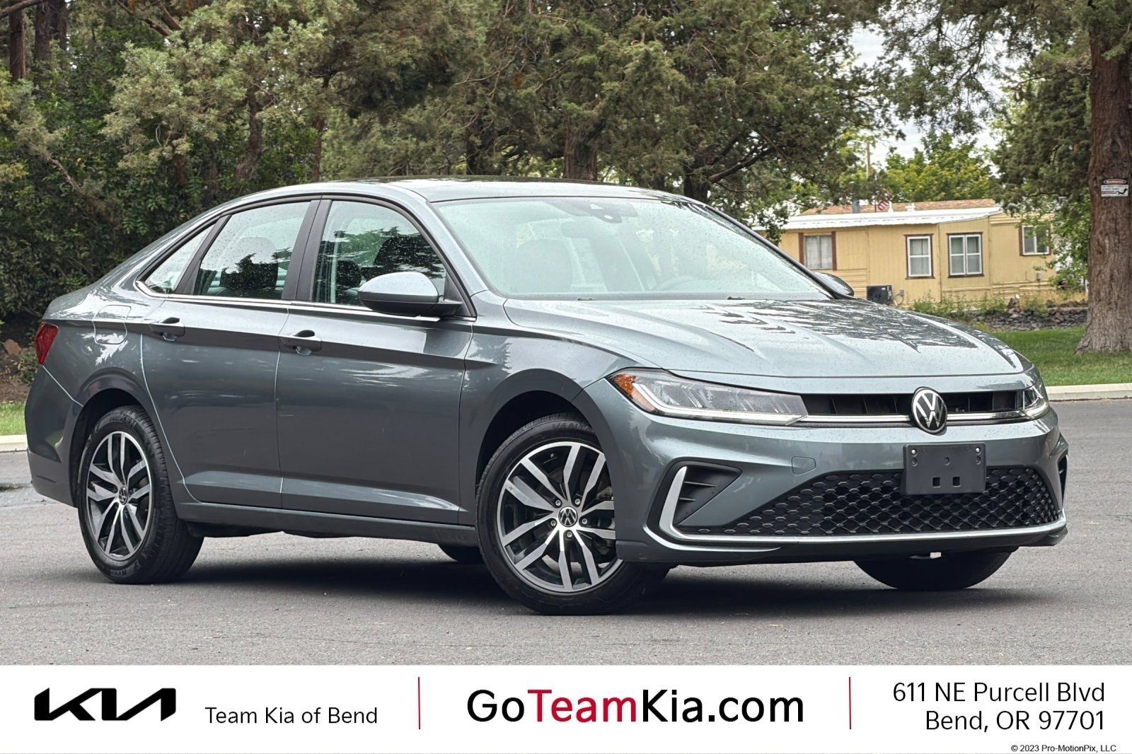 Used 2025 Volkswagen Jetta SE FWD image 1