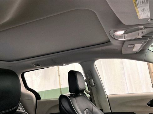Used 2023 Chrysler Pacifica Limited image 21