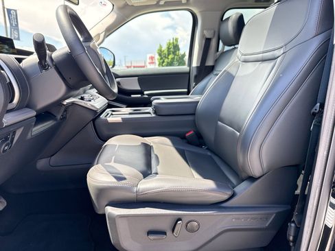 Used 2025 Ford Expedition Active AWD/4WD image 17