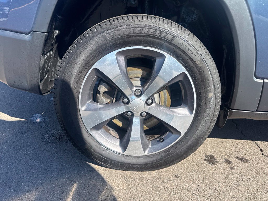 Used 2019 Jeep Cherokee Limited w/ Luxury Group AWD/4WD image 9