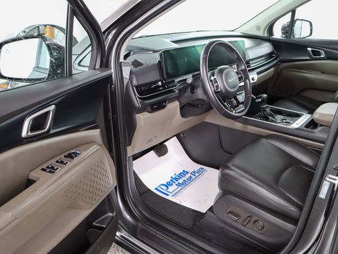 Used 2025 Kia Carnival image 3