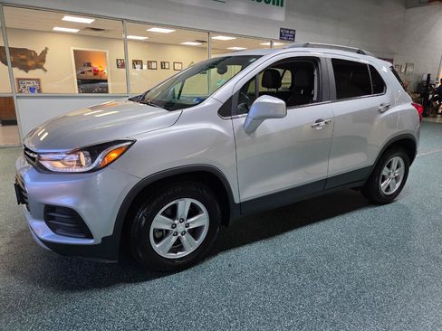 Used 2017 Chevrolet Trax LT w/ LT Convenience Package FWD image 3