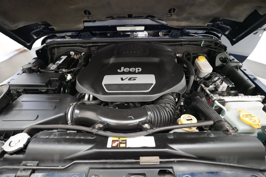 Used 2013 Jeep Wrangler Unlimited Sahara w/ Connectivity Group AWD/4WD image 3